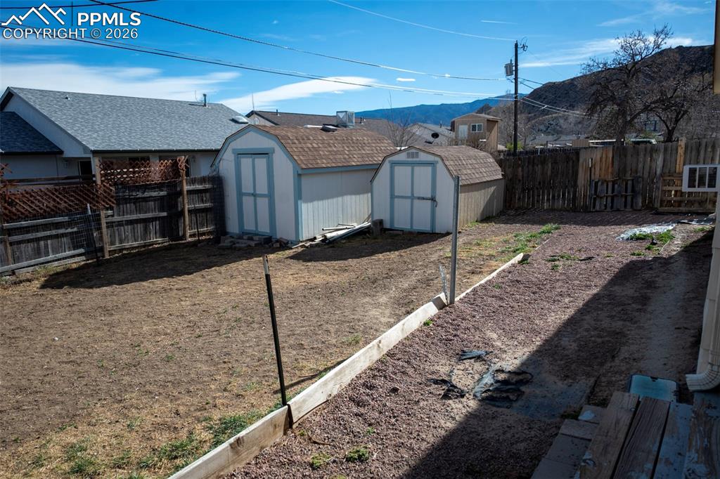 Image 23 of 24: Yard