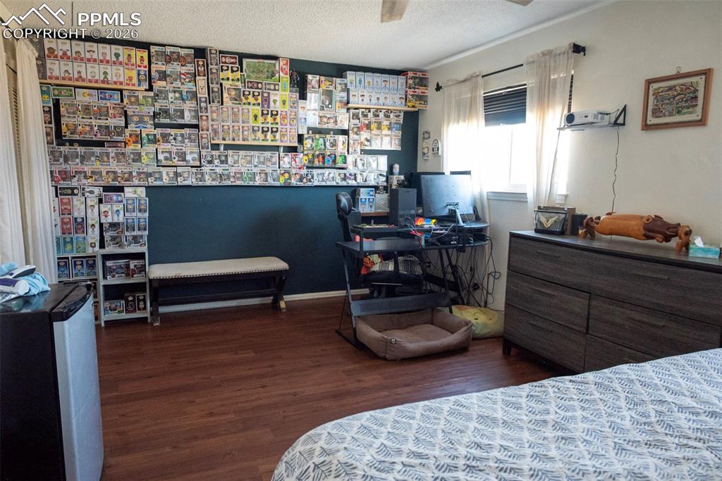 Image 7 of 24: Bedroom