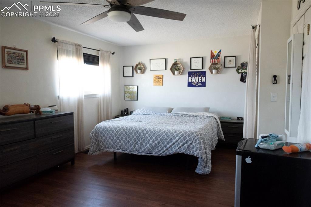 Image 8 of 24: Bedroom