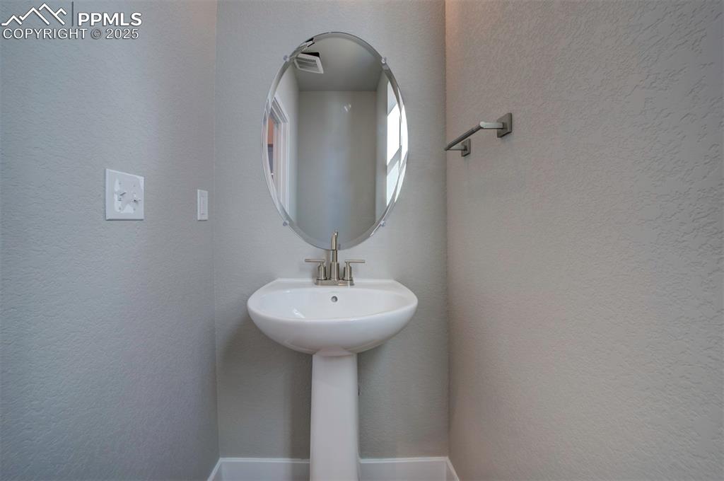 Image 16 of 48: Bathroom