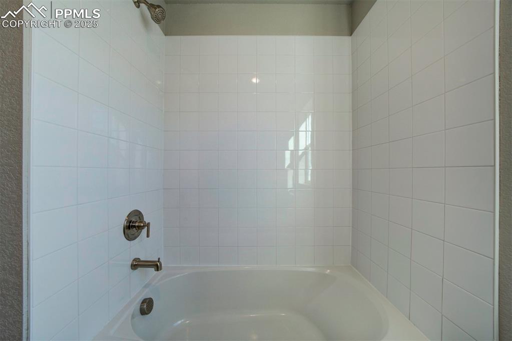 Image 28 of 48: Bathroom