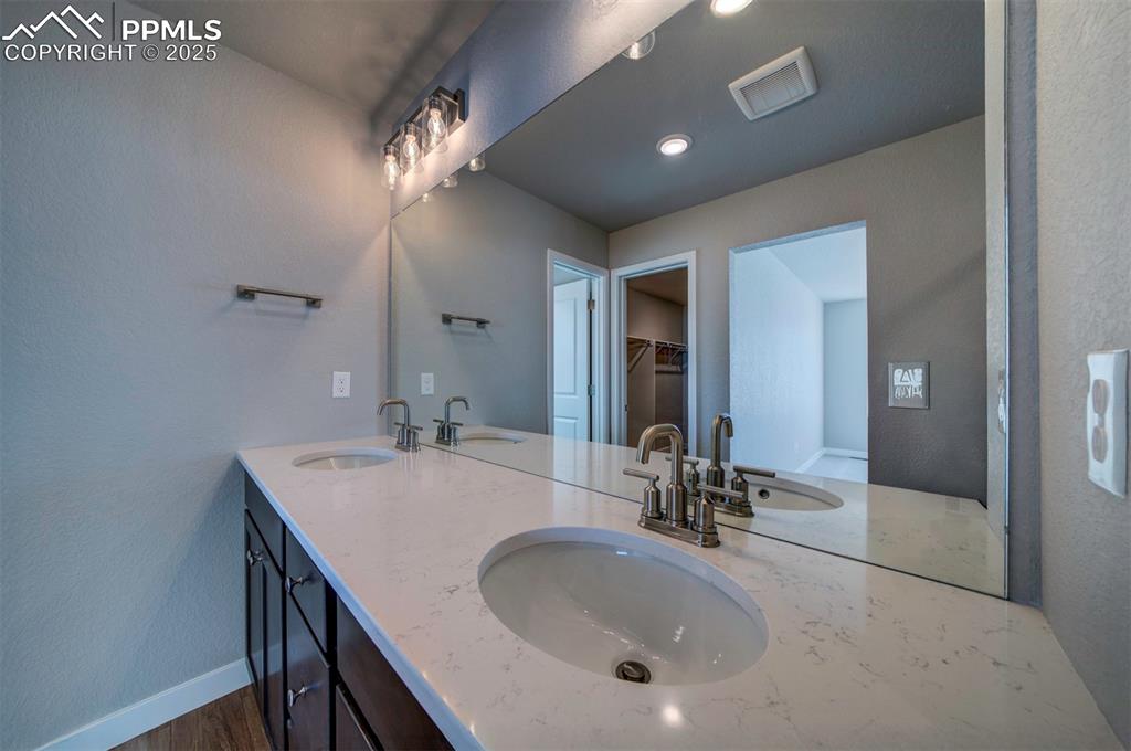 Image 41 of 48: Bathroom