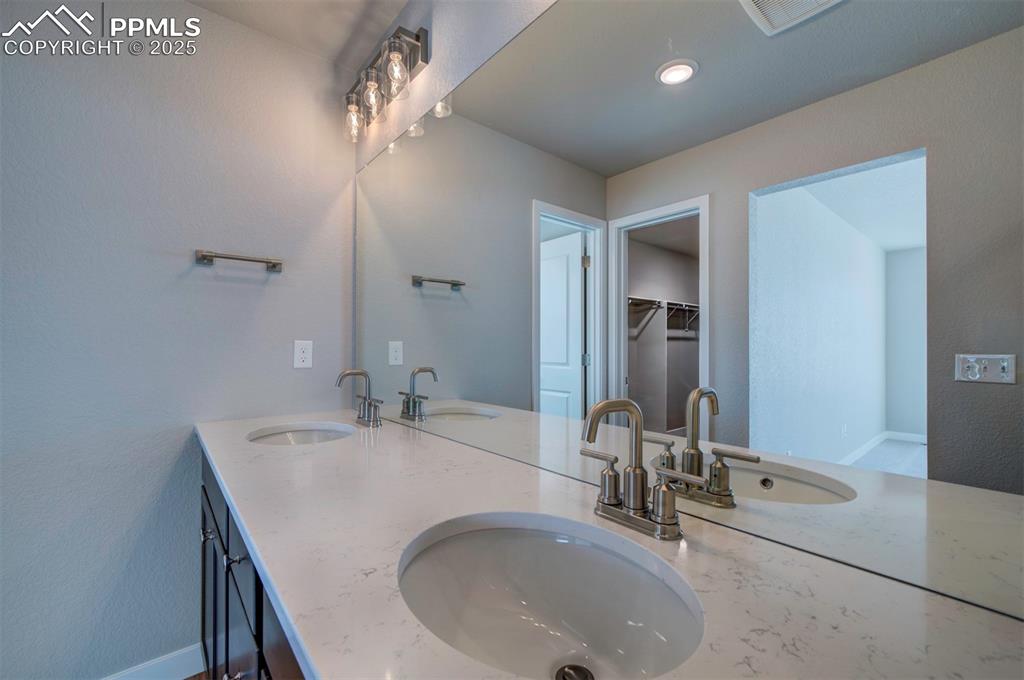 Image 42 of 48: Bathroom