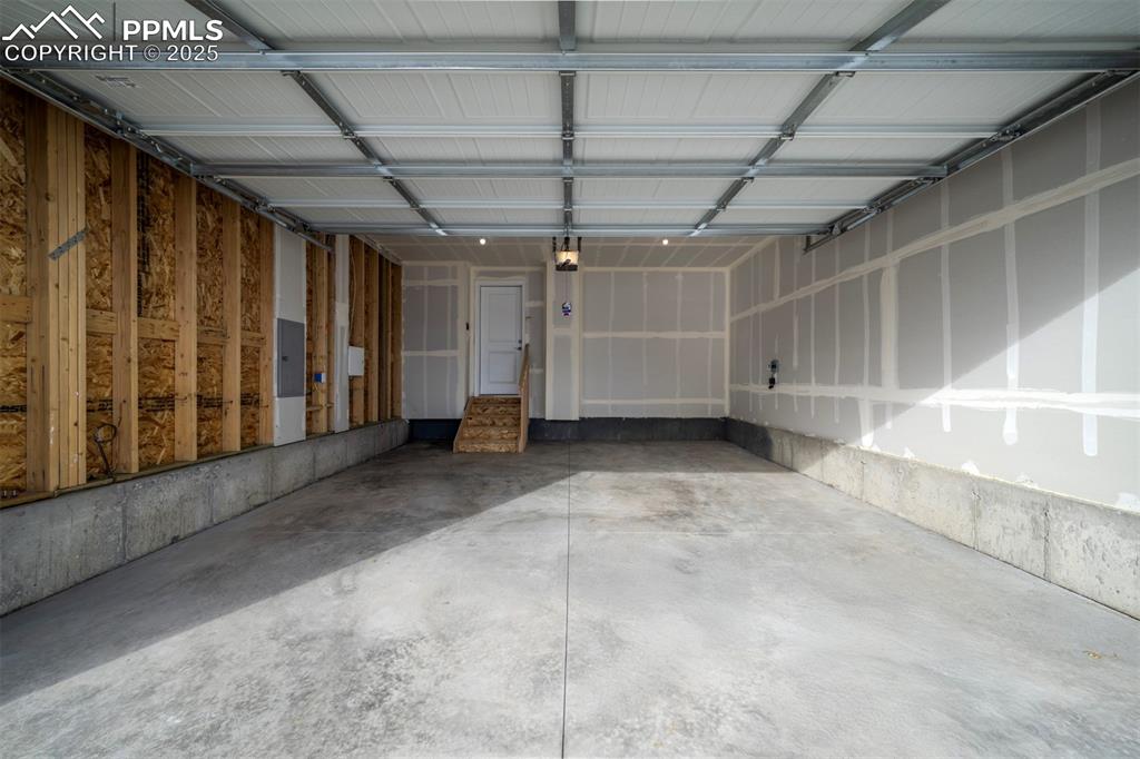 Image 46 of 48: Garage