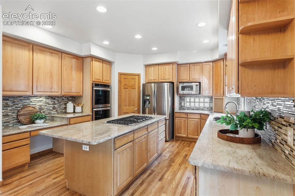 Image 10 of 50: Kitchen