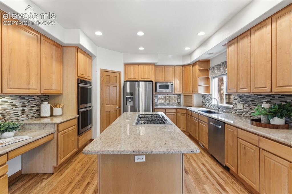 Image 11 of 50: Kitchen