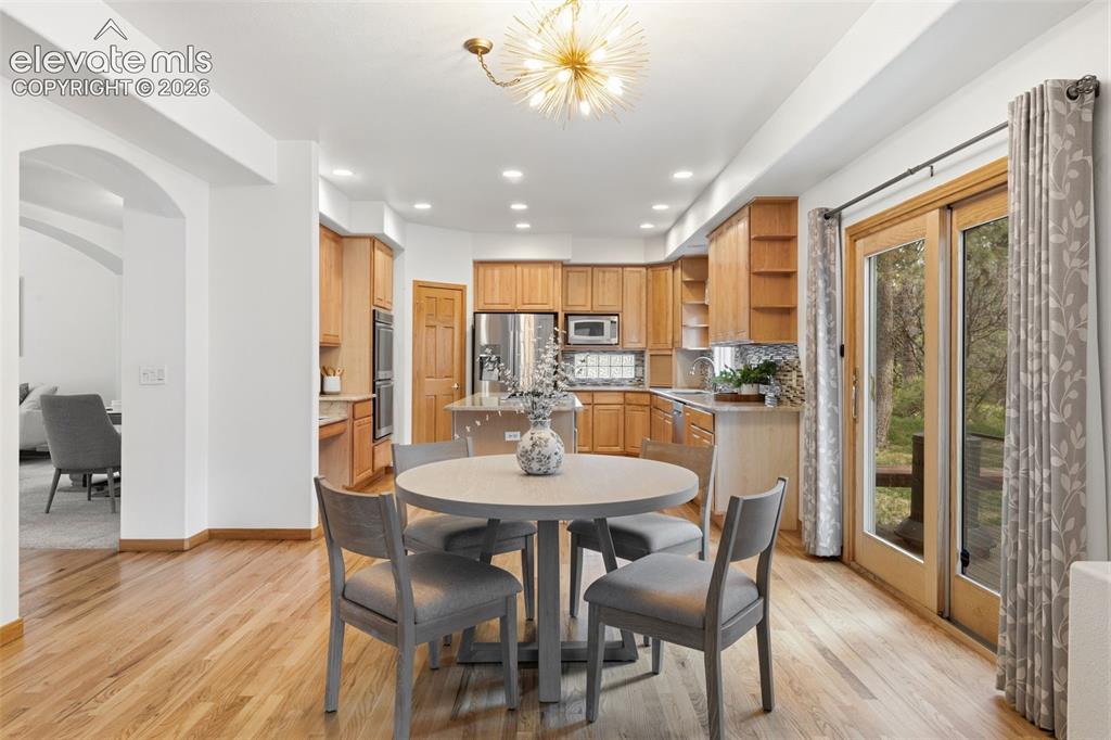 Image 14 of 50: Dining Area