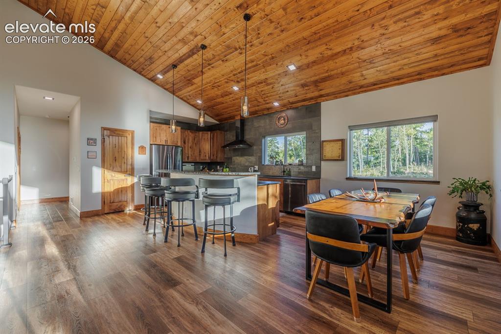 Image 15 of 41: Dining Area