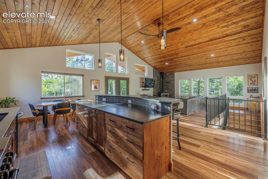 Image 18 of 41: Kitchen