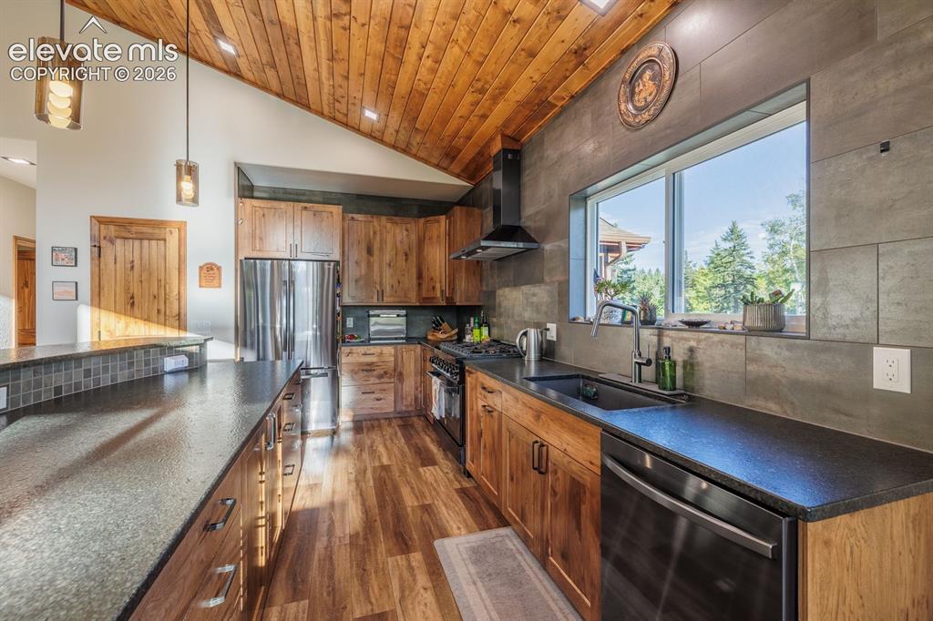 Image 19 of 41: Kitchen