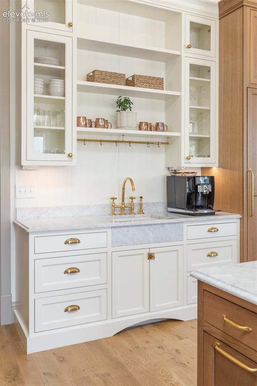 Image 12 of 49: Coffee/Wine area