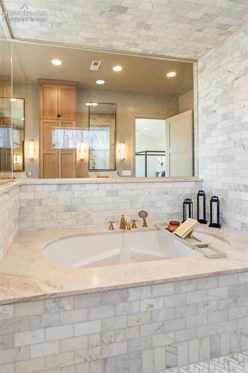 Image 25 of 49: Soaking tub