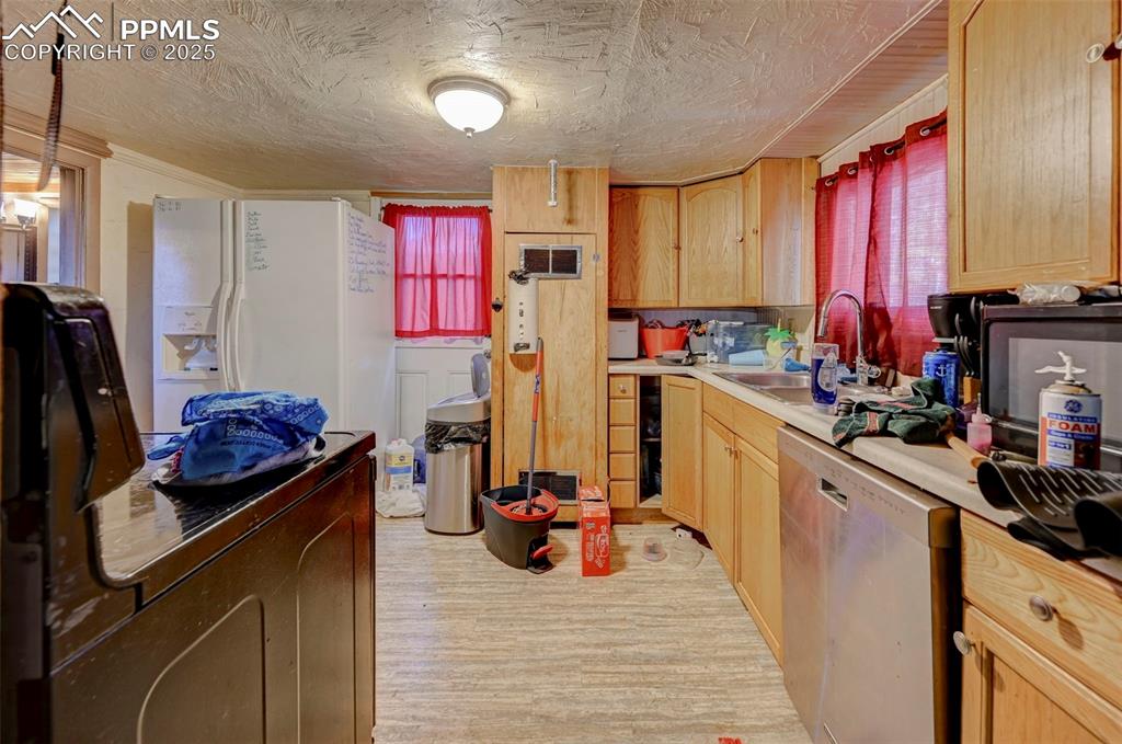 Image 11 of 25: Kitchen