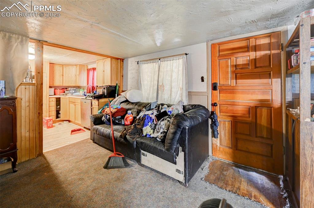 Image 14 of 25: Living Room