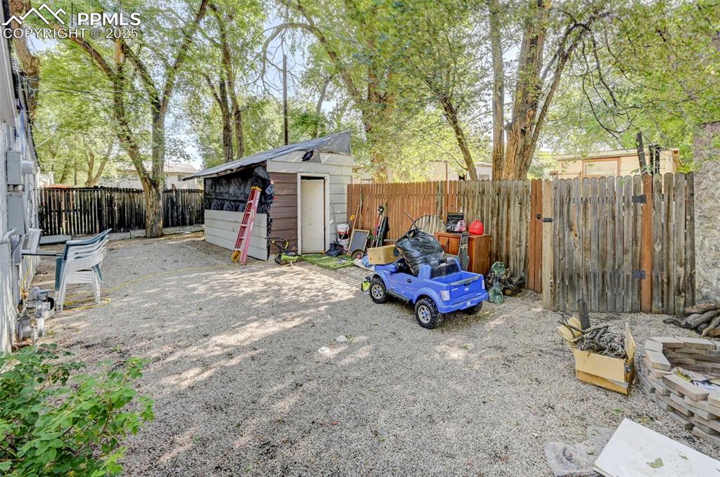 Image 15 of 25: Yard