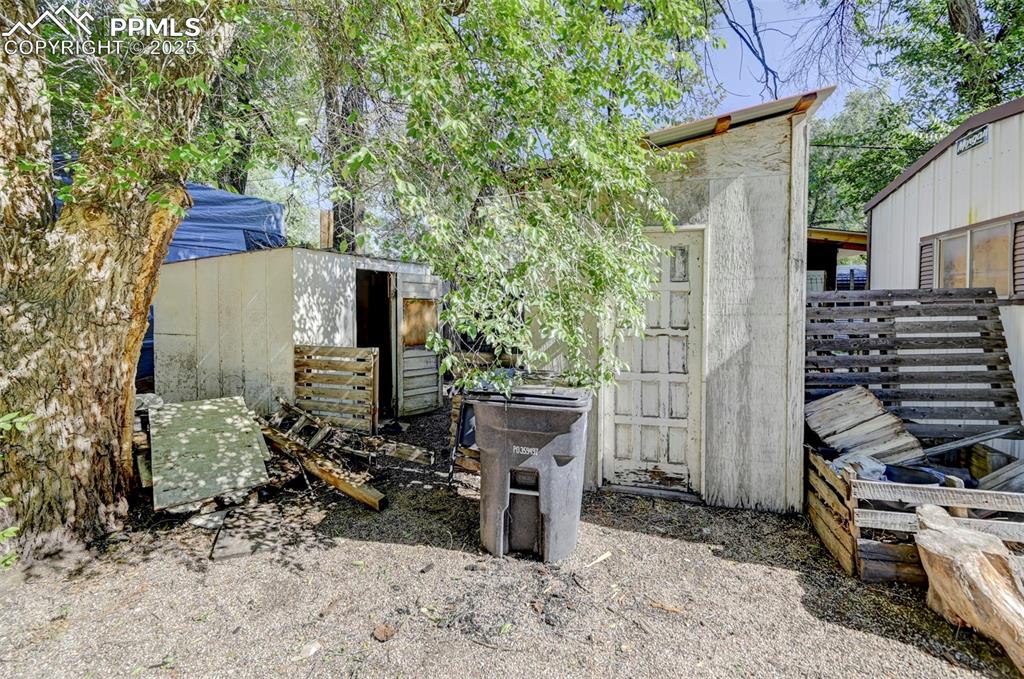 Image 19 of 25: Yard