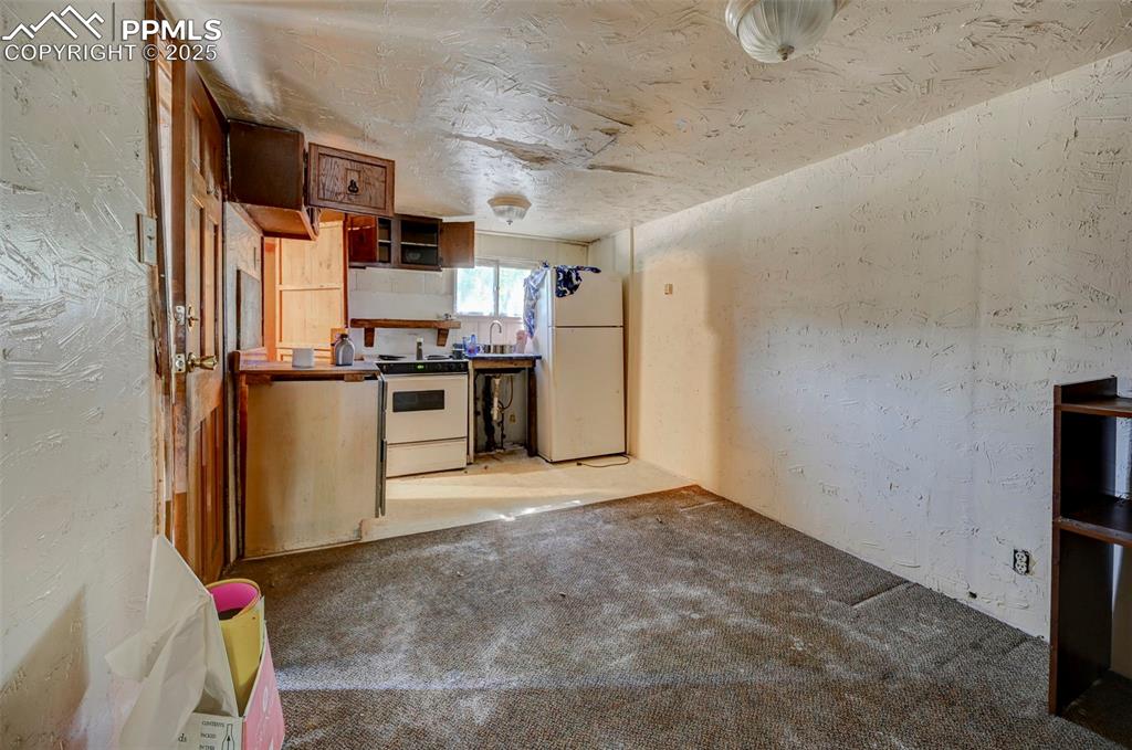 Image 21 of 25: Kitchen