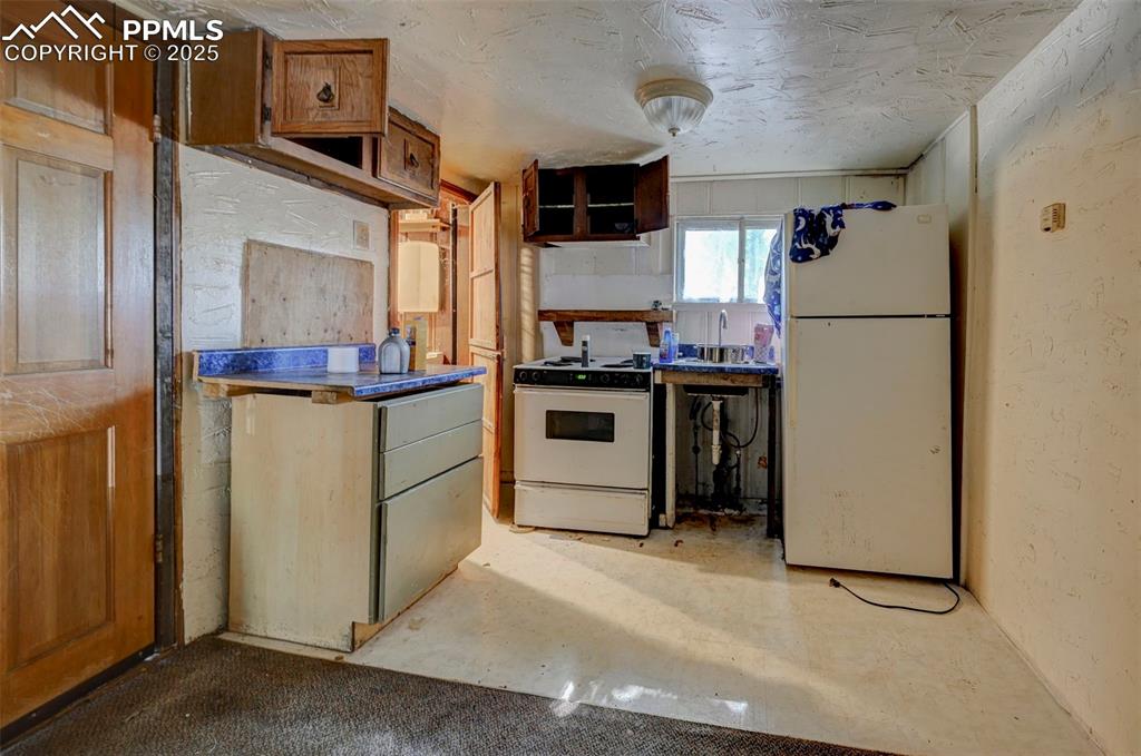 Image 22 of 25: Kitchen