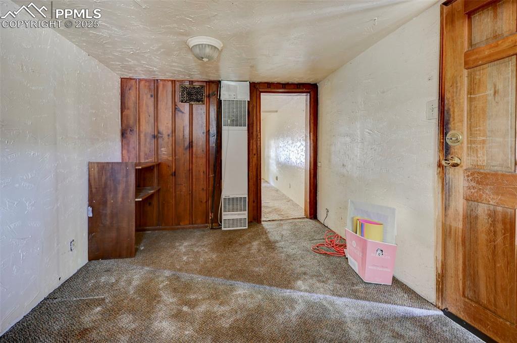 Image 23 of 25: Entry