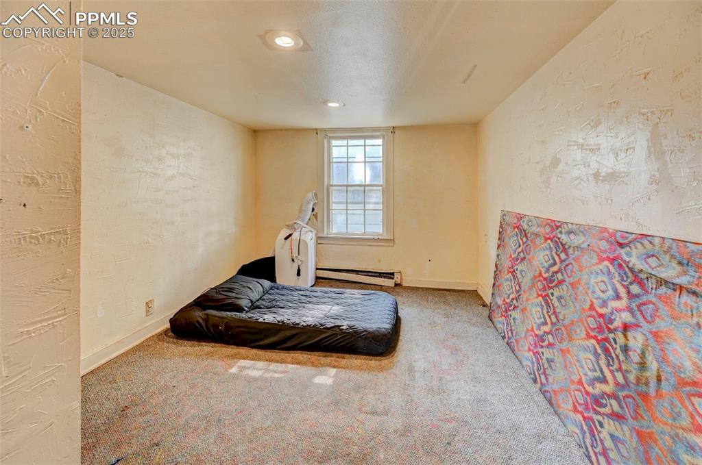 Image 4 of 25: Bedroom