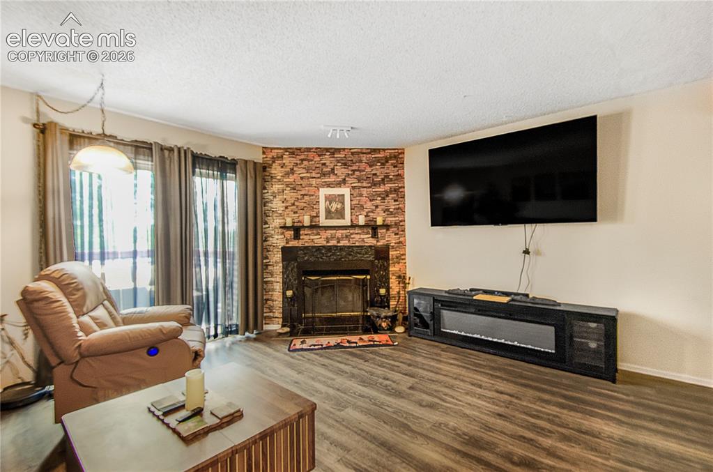 Image 4 of 23: Living Room