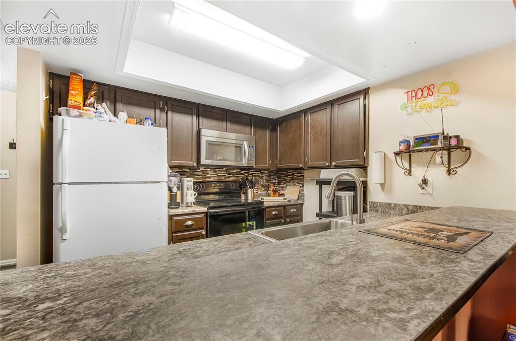 Image 6 of 23: Kitchen