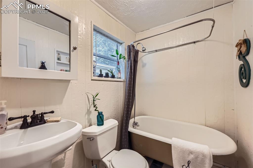 Image 10 of 20: Main level