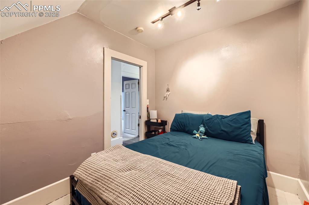 Image 15 of 20: upstairs