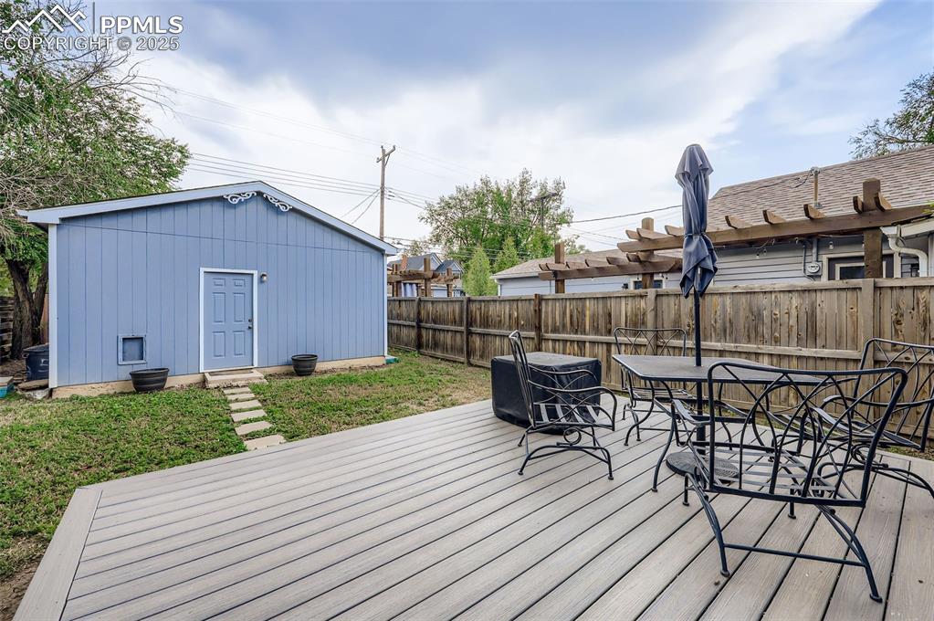 Image 19 of 20: Deck