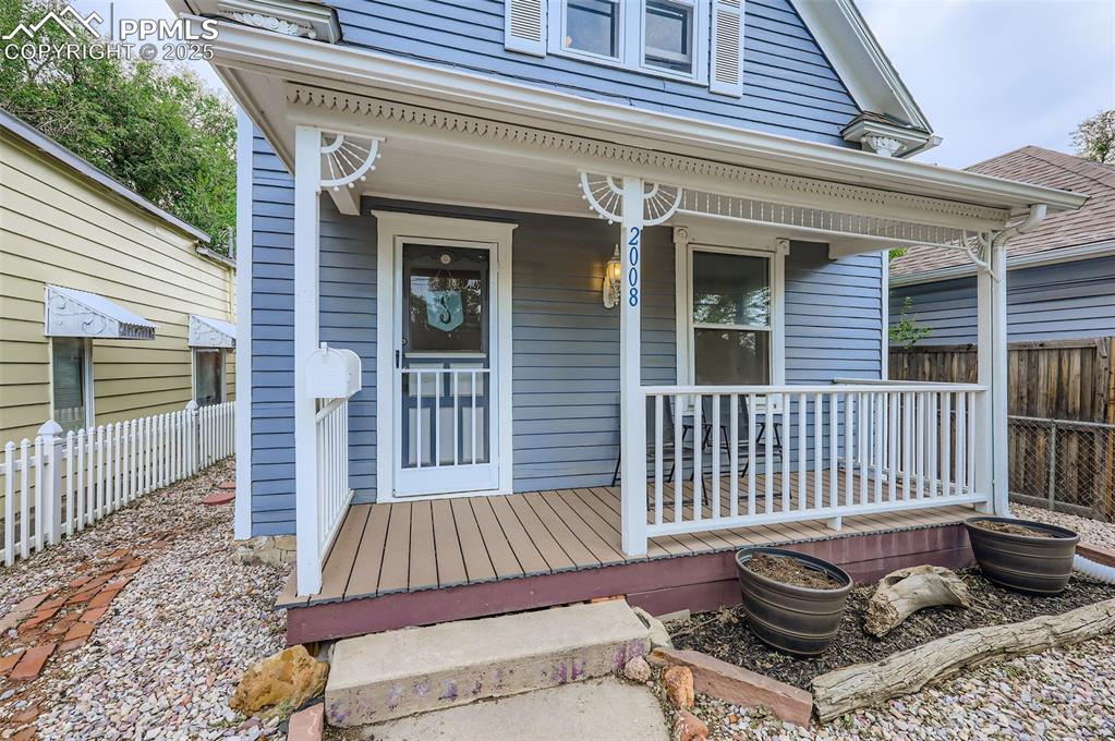 Image 2 of 20: Front of house