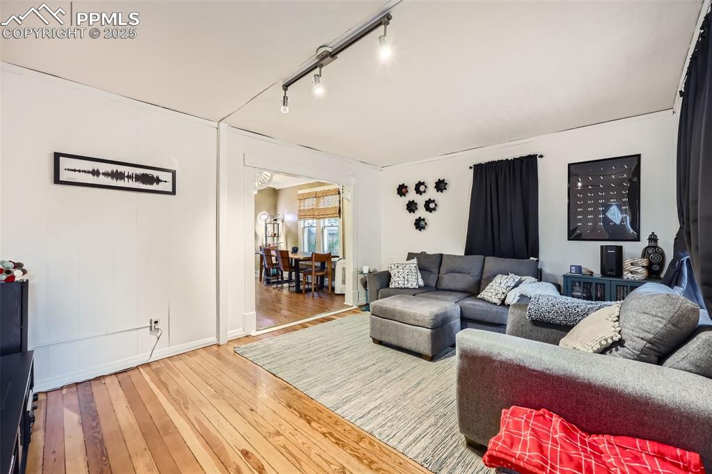 Image 3 of 20: Living Room