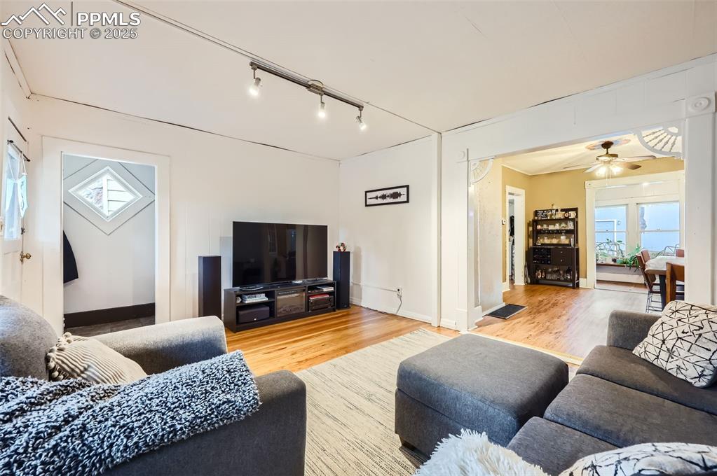 Image 4 of 20: Living Room