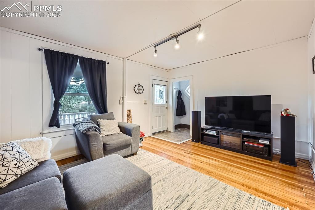 Image 5 of 20: Living Room