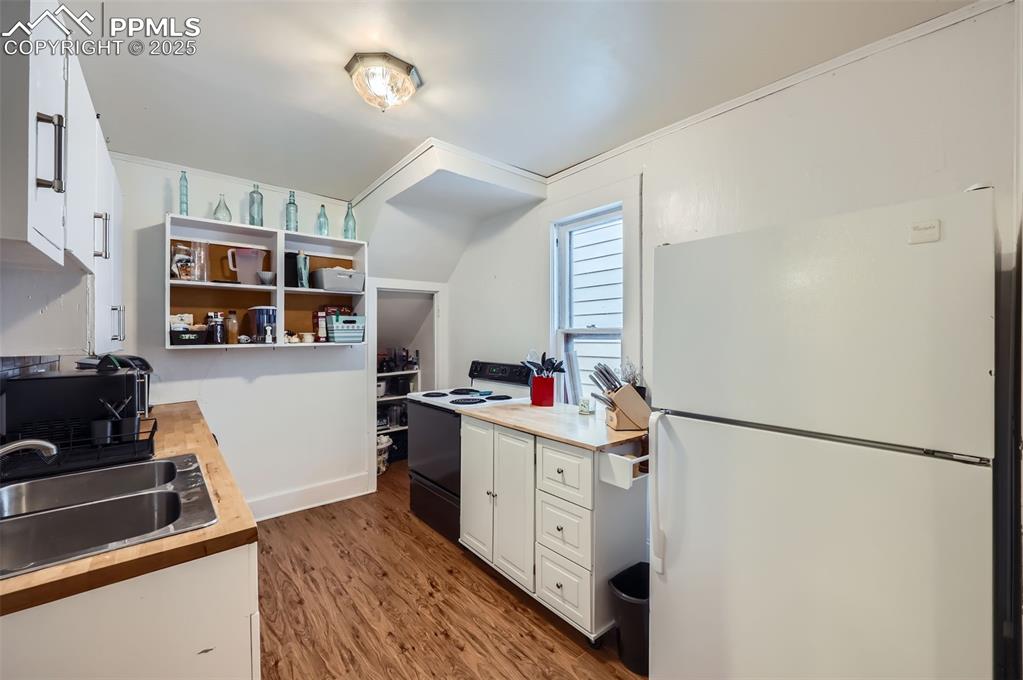 Image 7 of 20: Kitchen