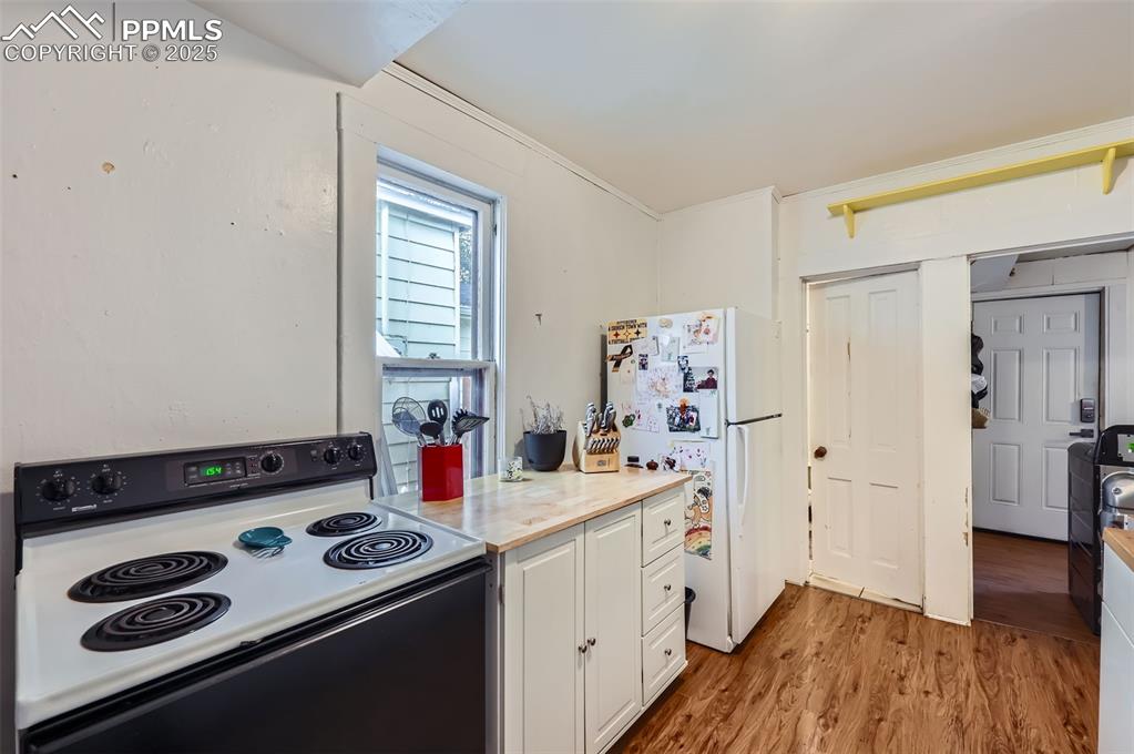 Image 9 of 20: Kitchen