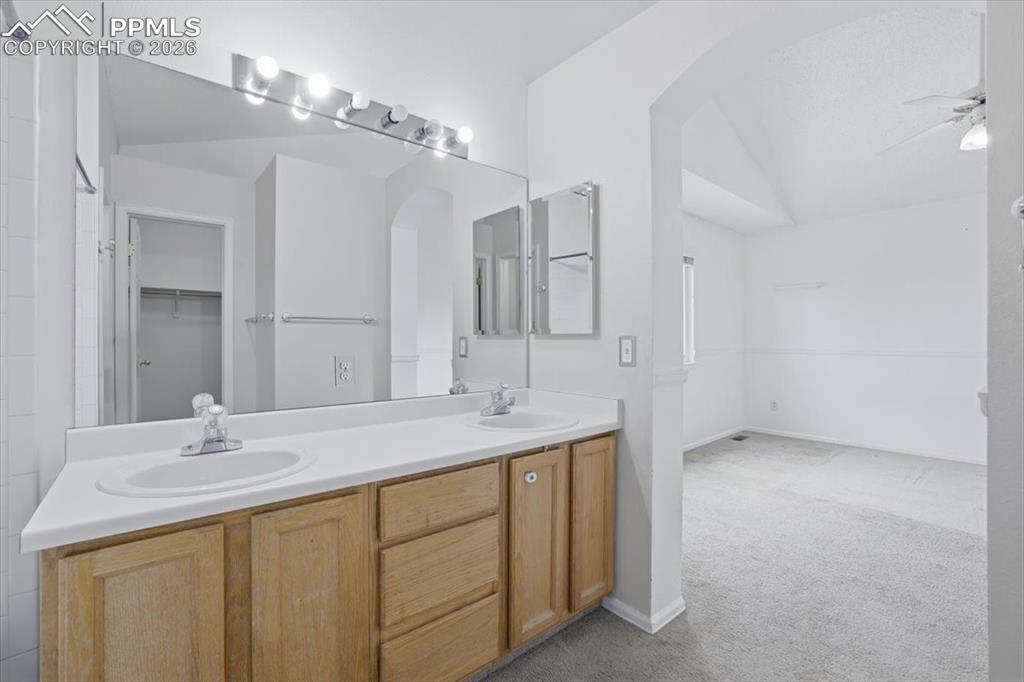 Image 23 of 38: Bathroom