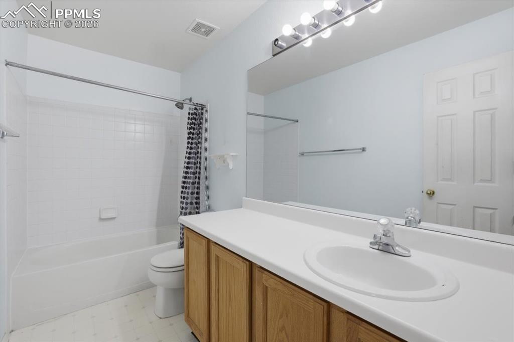 Image 26 of 38: Bathroom