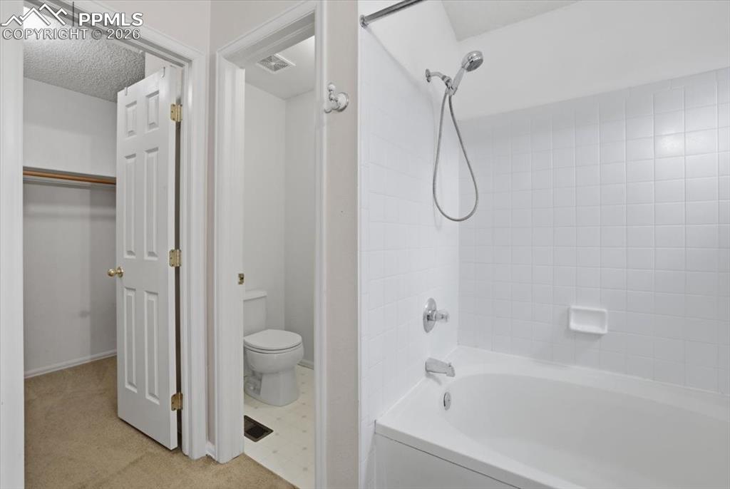 Image 27 of 38: Bathroom