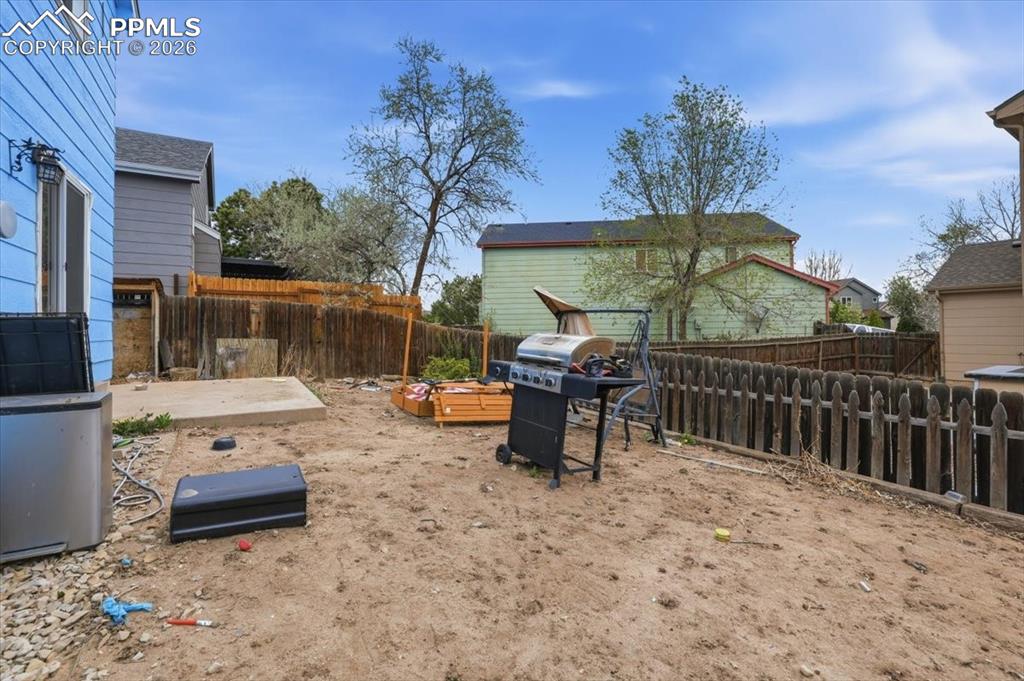 Image 37 of 38: Yard