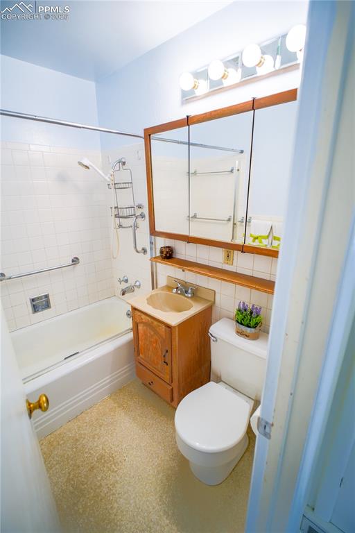 Image 10 of 28: Primary full bathroom serves both bedrooms