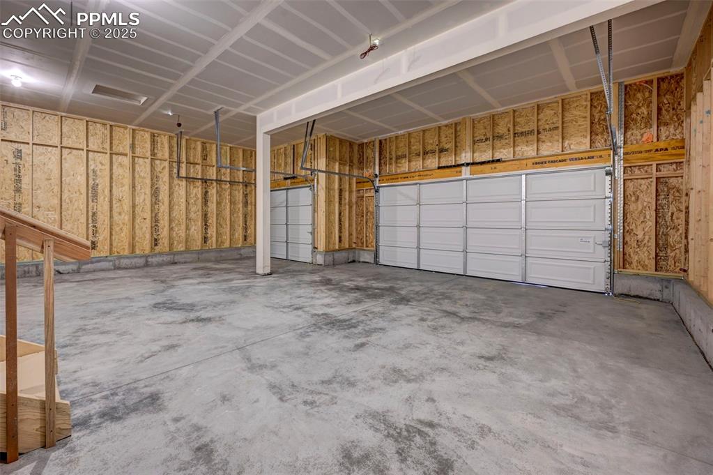 Image 10 of 19: Garage