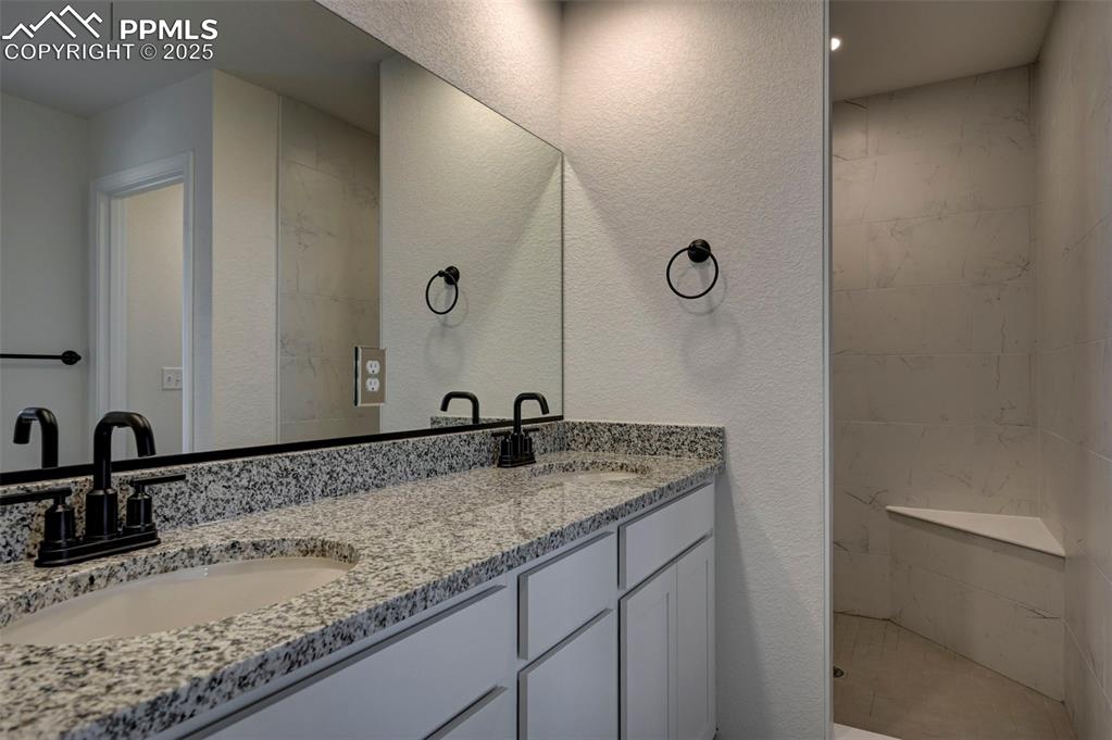 Image 17 of 19: Bathroom