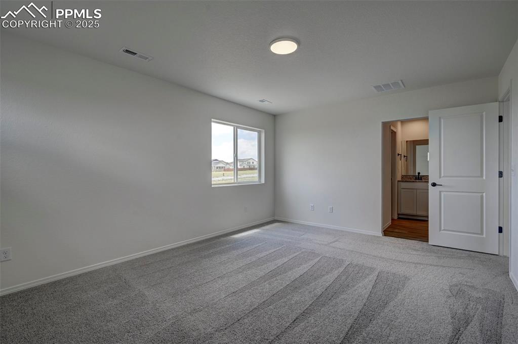 Image 27 of 30: Bedroom