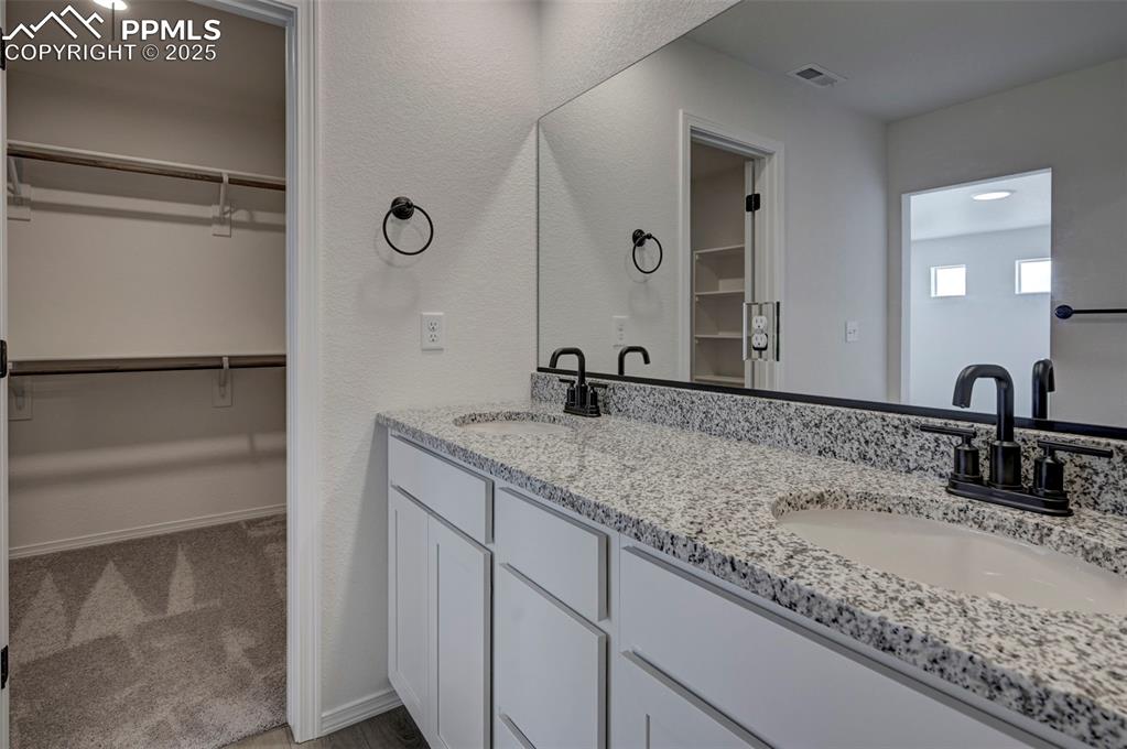 Image 28 of 30: Bathroom