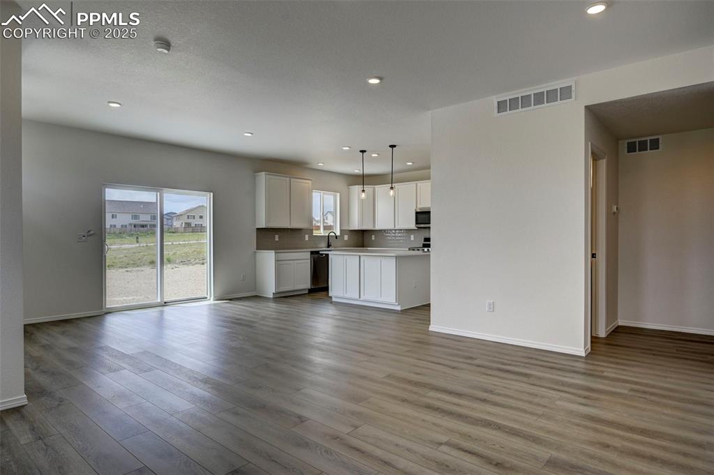 Image 5 of 19: Living Room