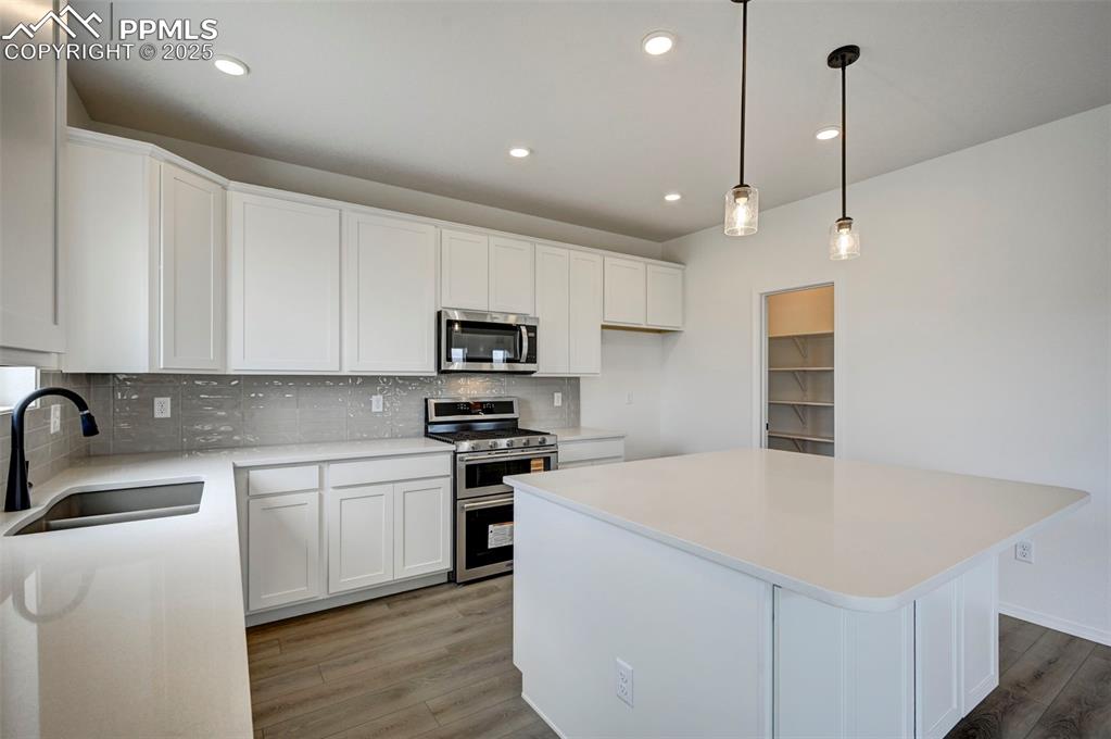 Image 7 of 19: Kitchen