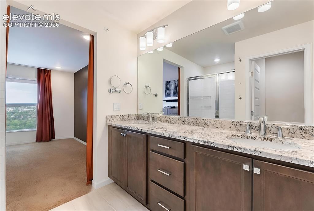 Image 18 of 39: Bathroom