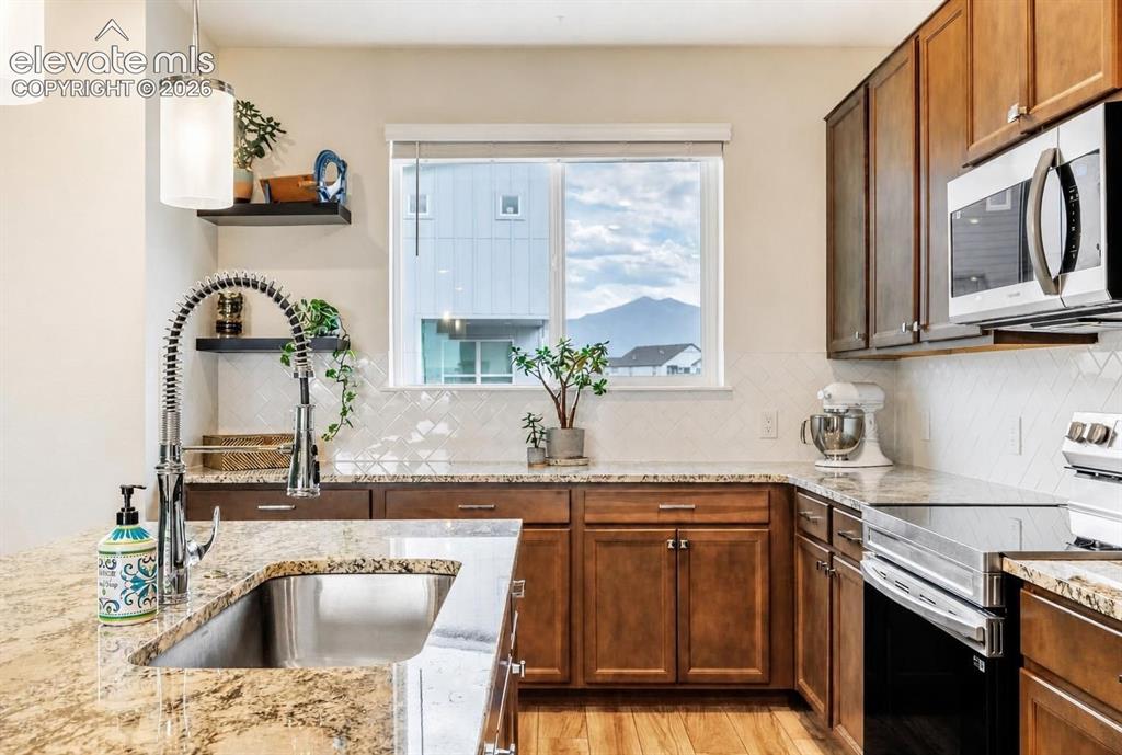 Image 9 of 39: Kitchen