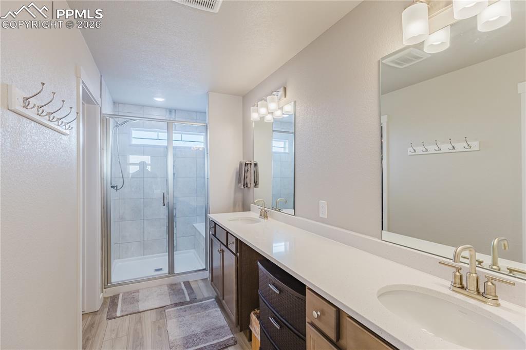 Image 19 of 43: Bathroom