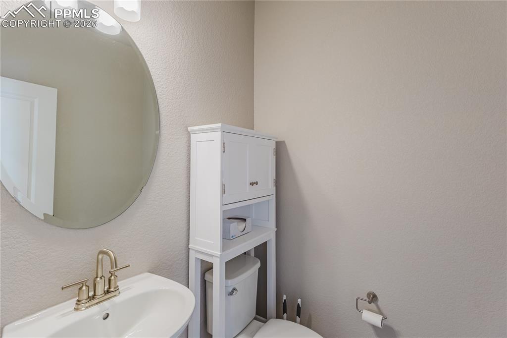 Image 33 of 43: Bathroom